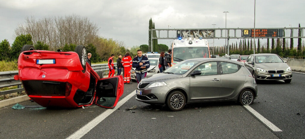 Wypadek drogowy i kolizja drogowa - czym są i czym się różnią?