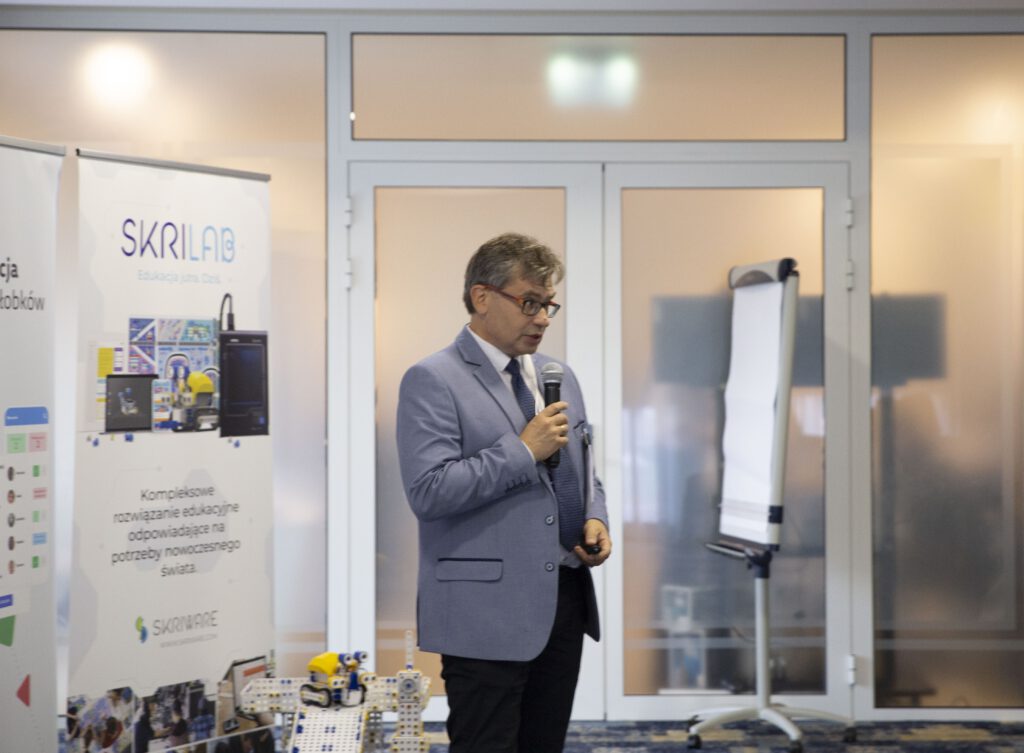 Radca prawny Robert Gałęski podczas prelekcji na Konferencji Edu Experience 2023