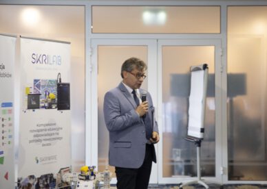 Radca prawny Robert Gałęski podczas prelekcji na Konferencji Edu Experience 2023